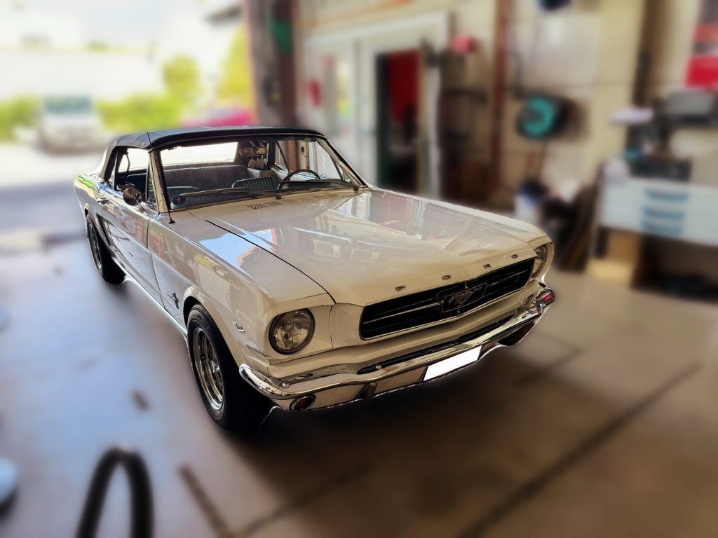 Ford Mustang Oldtimer bei Prüfung für H-Kennzeichen und Oldtimereinstufung