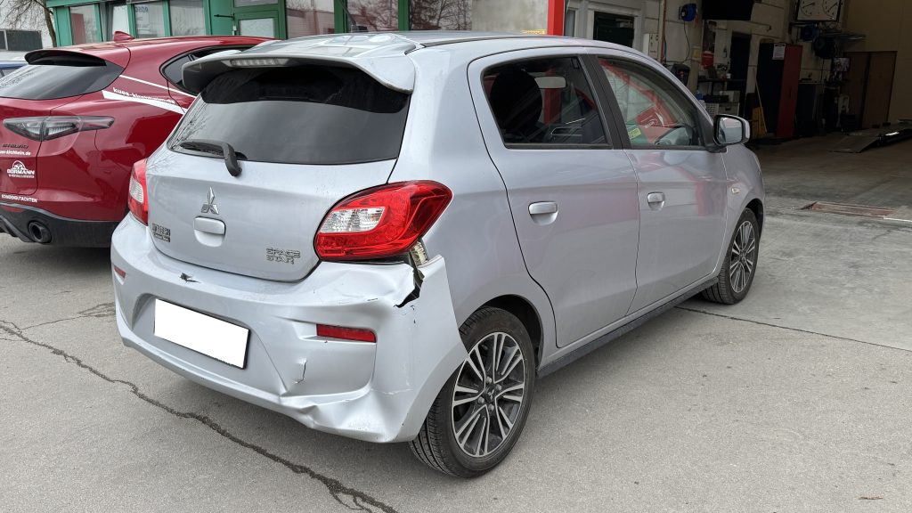 Heckschaden an Mitsubishi Fahrzeug nach Unfall