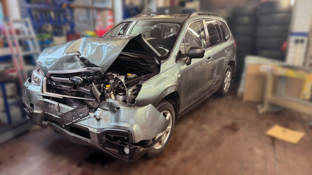 Unfallfahrzeug Subaru mit Frontschaden zur Begutachtung