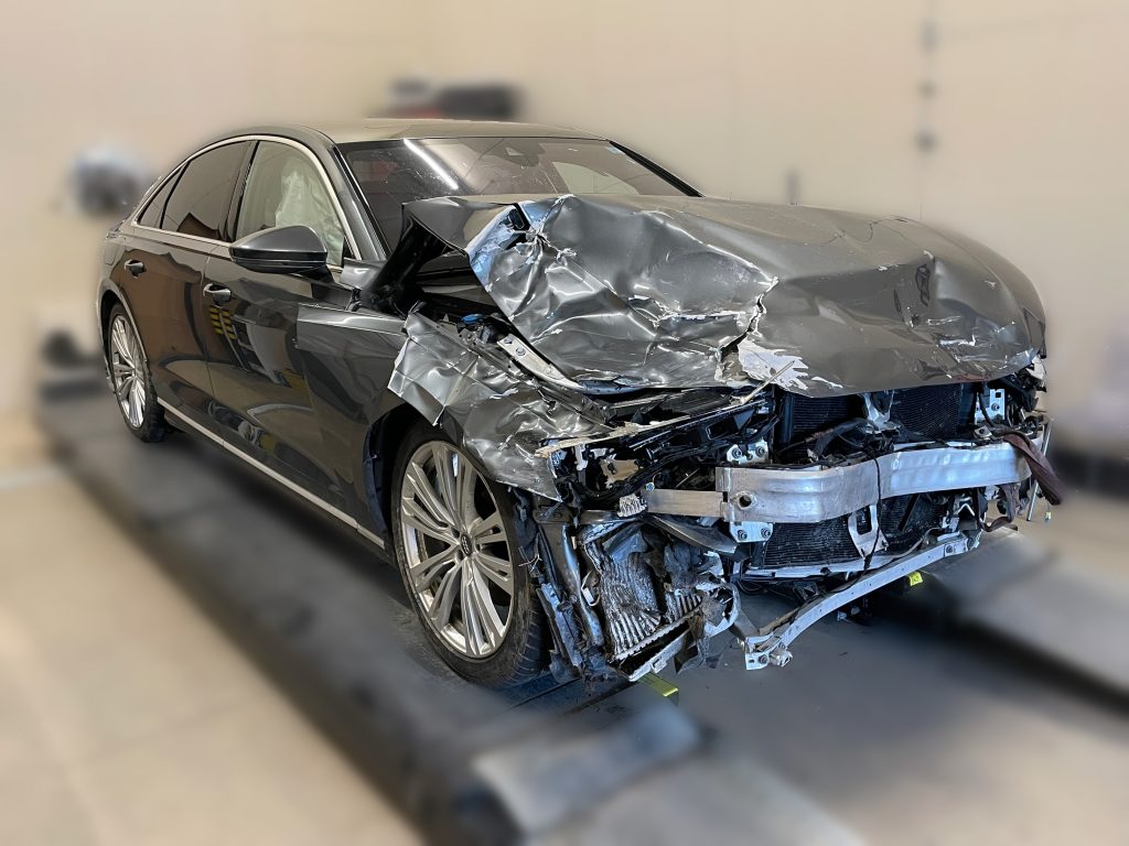 Schwerer Frontschaden an Audi nach Unfall für Schadengutachten